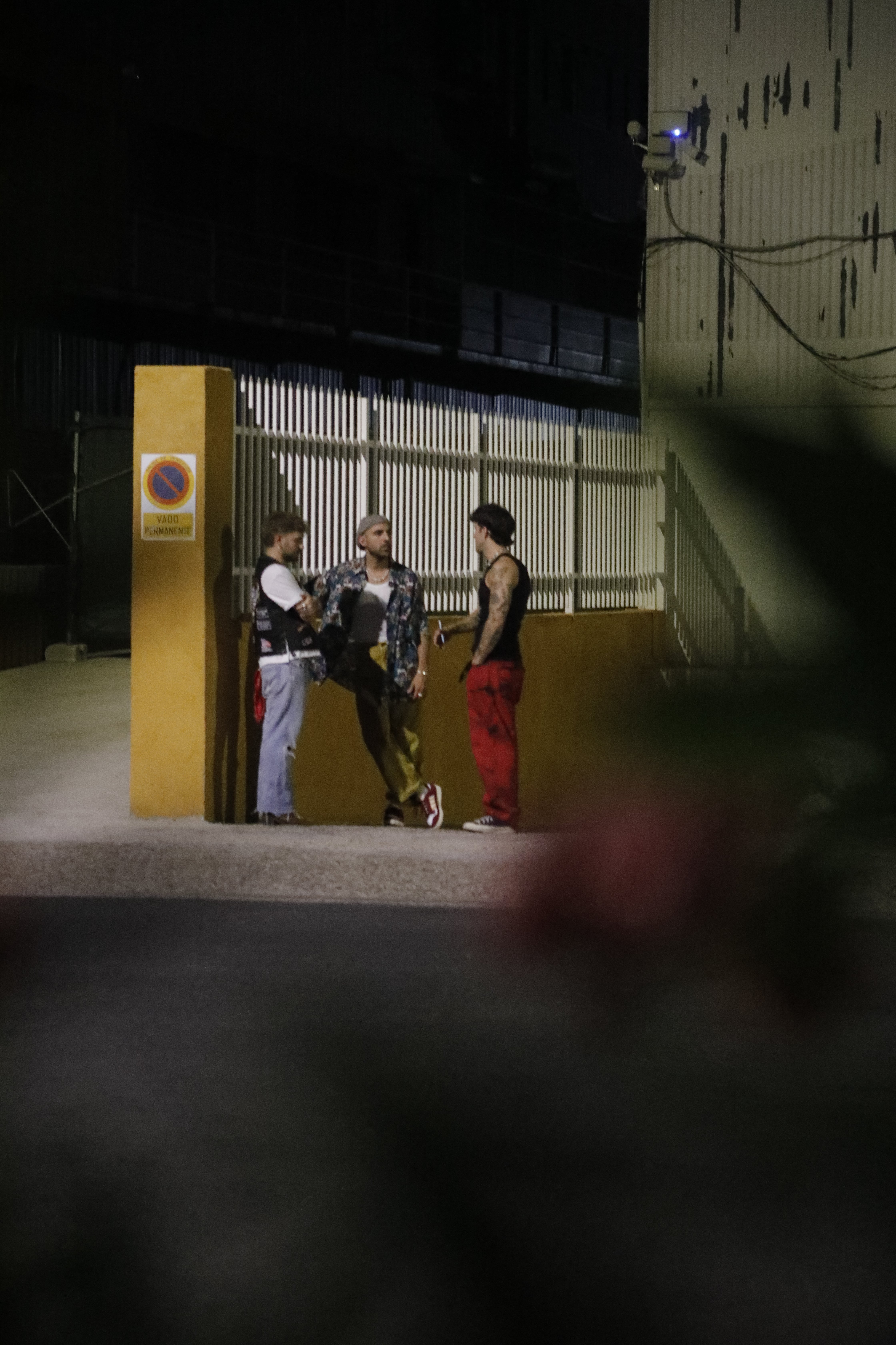 Dani Fernández, Nil Moliner y Álvaro de Luna en la puerta de un garaje