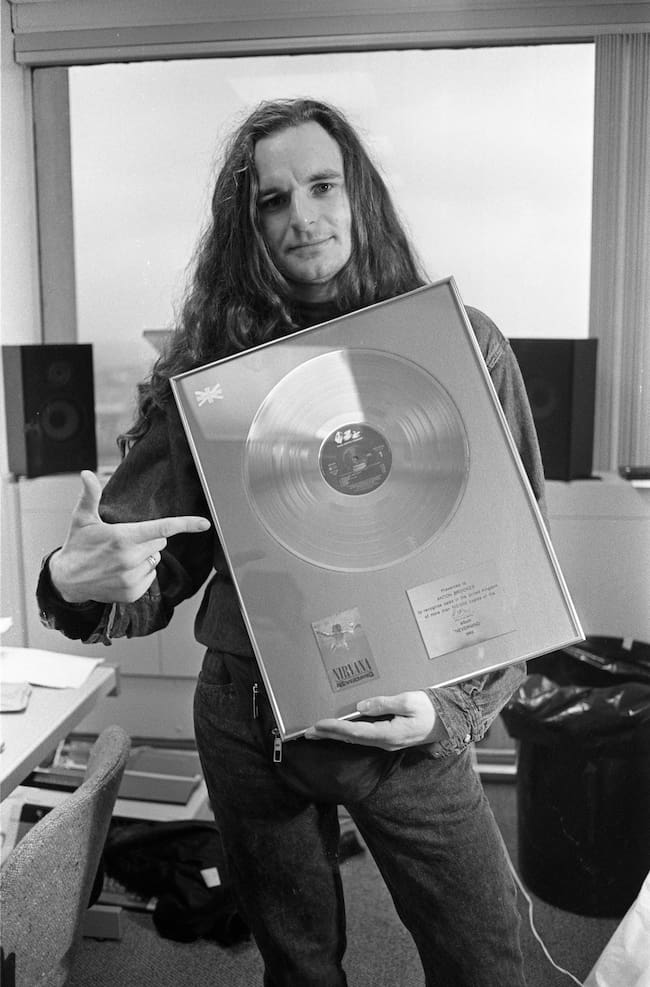 Anton Brookes, publicista de Nirvana en el Reino Unido, de Bad Moon PR, sosteniendo un disco de oro de EMI por las 100.000 copias vendidas del álbum 'Nevermind' de la banda, Reino Unido, 2000. (Foto de Martyn Goodacre/Getty Images)