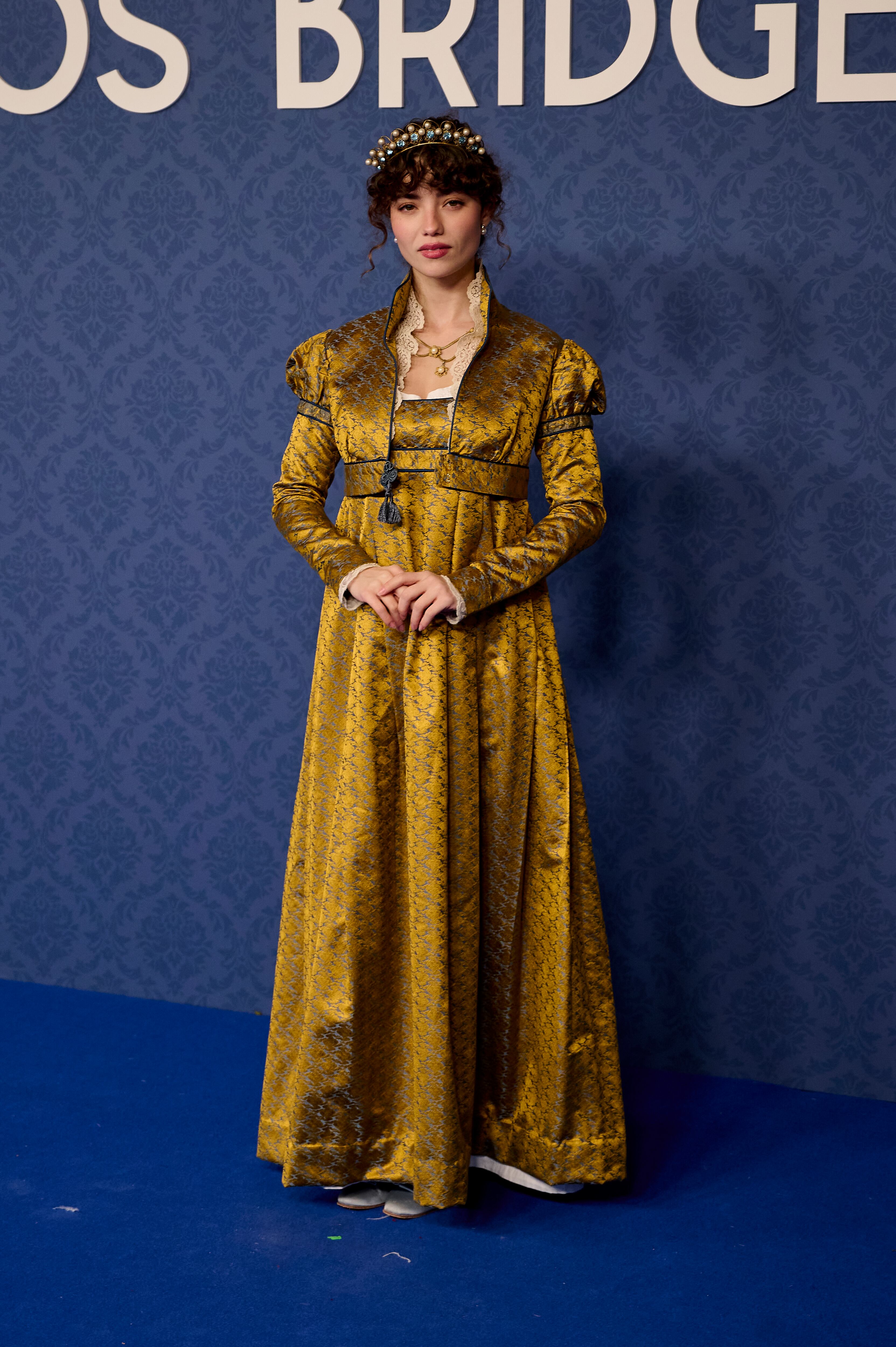 La actriz ha recurrido a PERIS Costumes International para encontrar un traje de época que la sumergiera de lleno en la corte de Los Bridgerton. La misma casa de donde salió el vestido de boda de Adriana, la duquesa de Valle Salvaje.