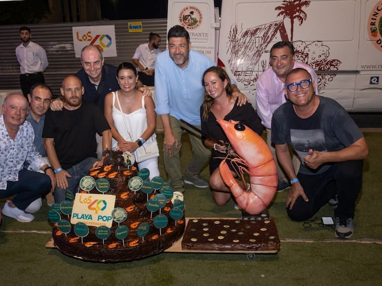 El equipo de LOS40, con la alcaldesa de San Pedro del Pinatar, Ángela Gaona, y la artesana pastelera Patricia Pérez, en LOS40 Playa Pop 2023
