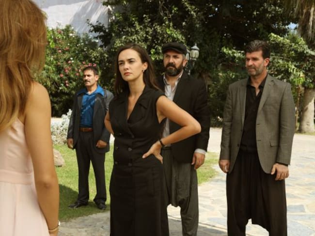 Los actores y actrices en una de las escenas del capítulo del miércoles 7 de septiembre en 'Tierra Amarga'.