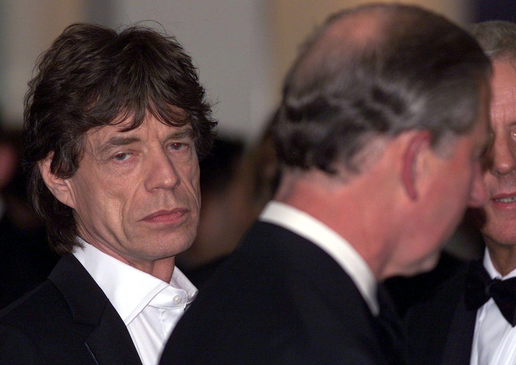 El cantante de los Rolling Stonesy productor de la película &#039;Enigma&#039;, Mick Jagger, junto al ahora rey Carlos