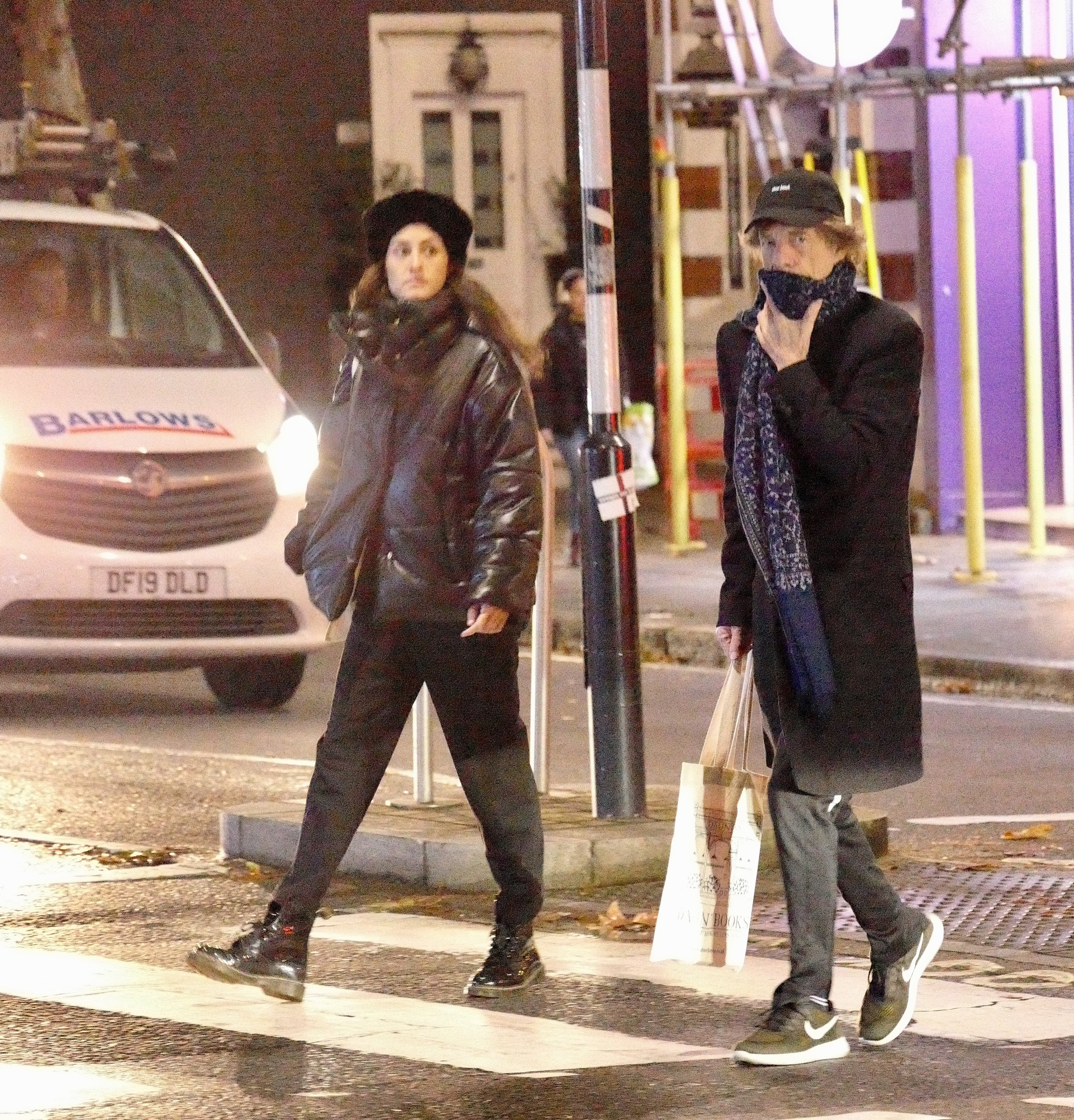 Mick Jagger y su mujer, Melanie Hamrick, paseando en Londres en 2019.