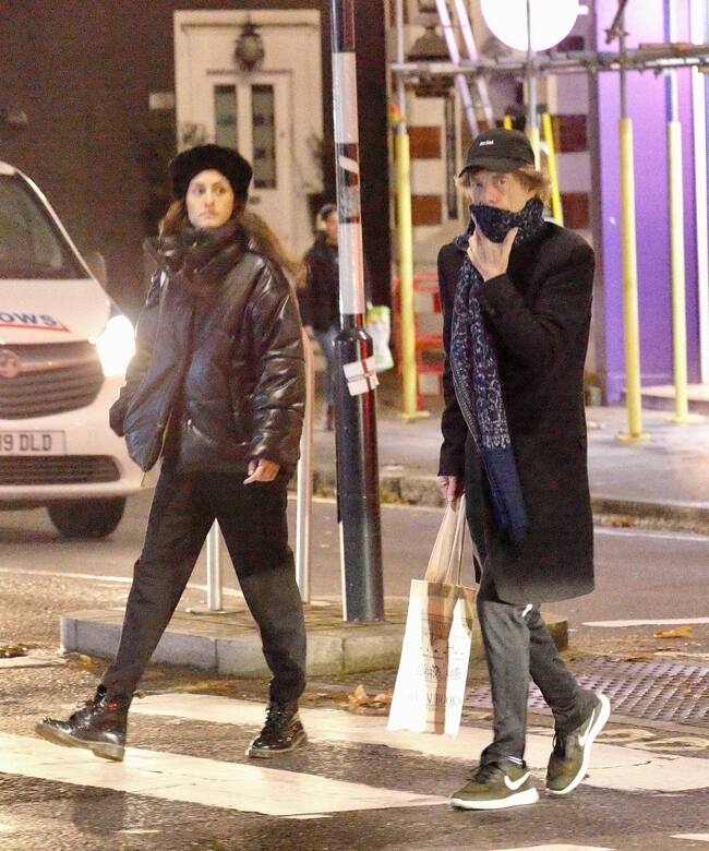 Mick Jagger y su mujer, Melanie Hamrick, paseando en Londres en 2019.