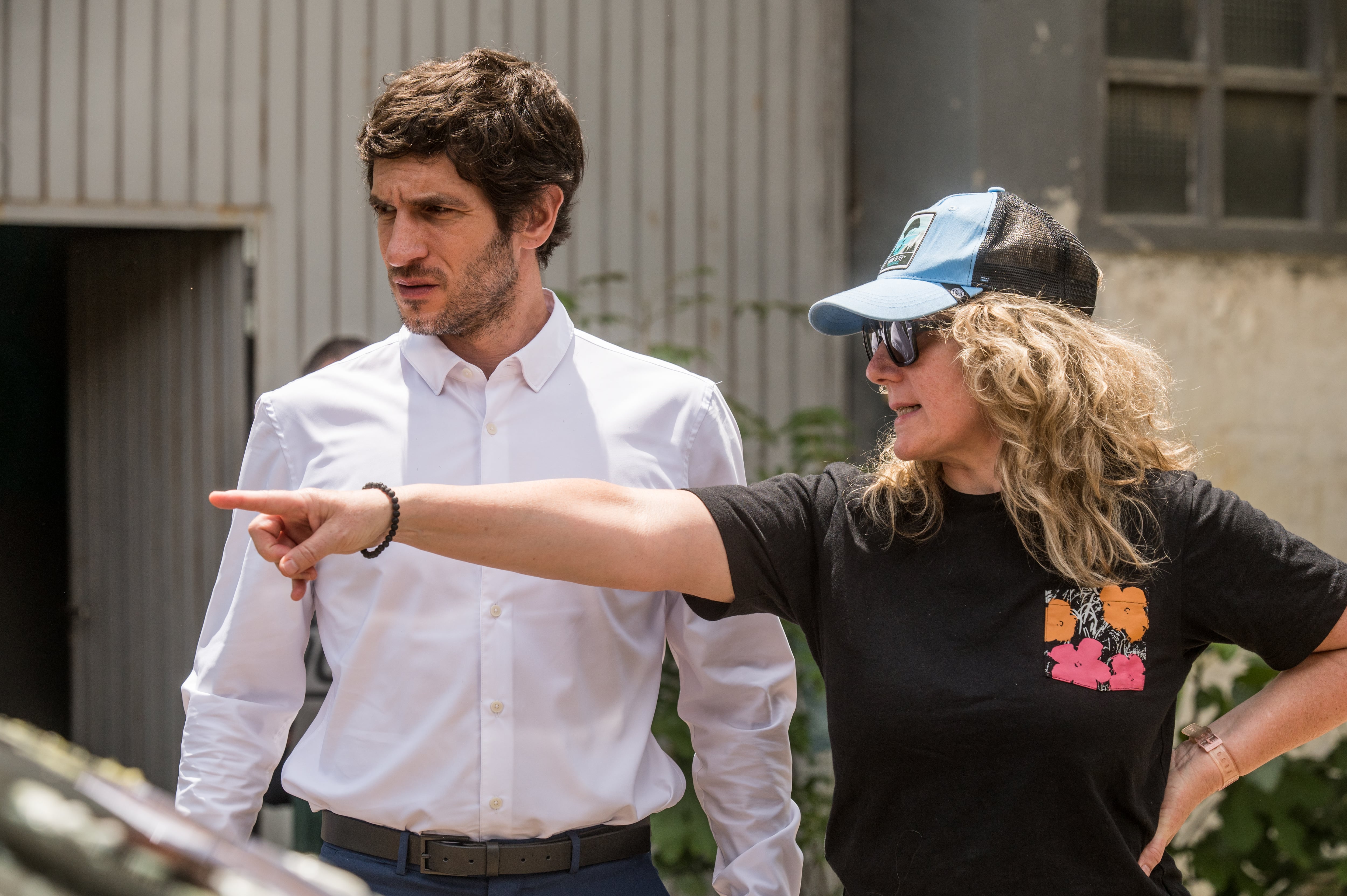 Quim Gutiérrez y Mar Olid en el set de rodaje de &#039;Al Otro Barrio&#039;. / Disney