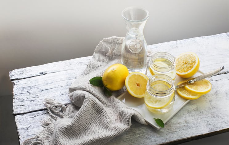 La mejor forma de beber agua con limón para aumentar sus beneficios