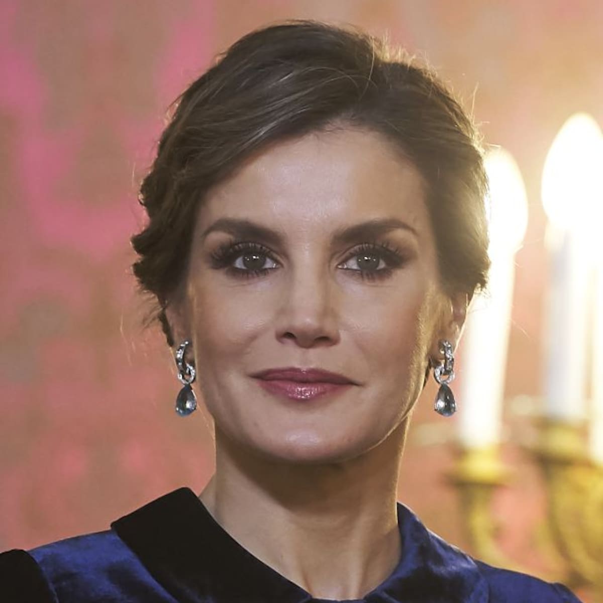 La reina Letizia comienza el año dando una lección de estilo en azul