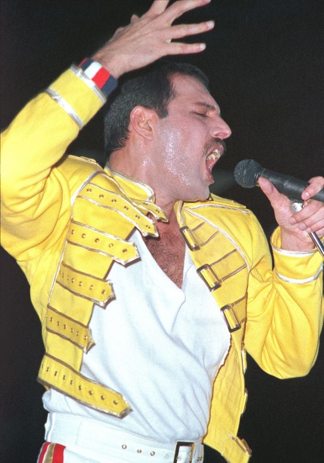 Freddie Mercury, actuando con Queen en el estadio Wembley de Londres en 1986.