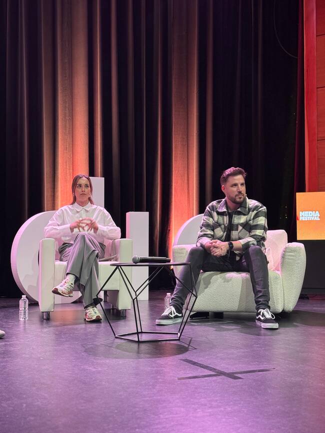 Cris Regatero, periodista y locutora de LOS40, y Charlie Jiménez, subdirector de LOS40, en la segunda edición de Media Festival.