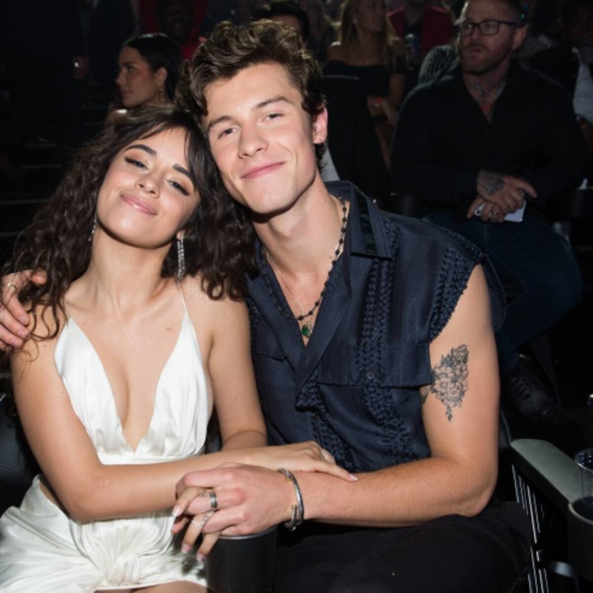 Shawn Mendes y Camila Cabello se tatúan juntos