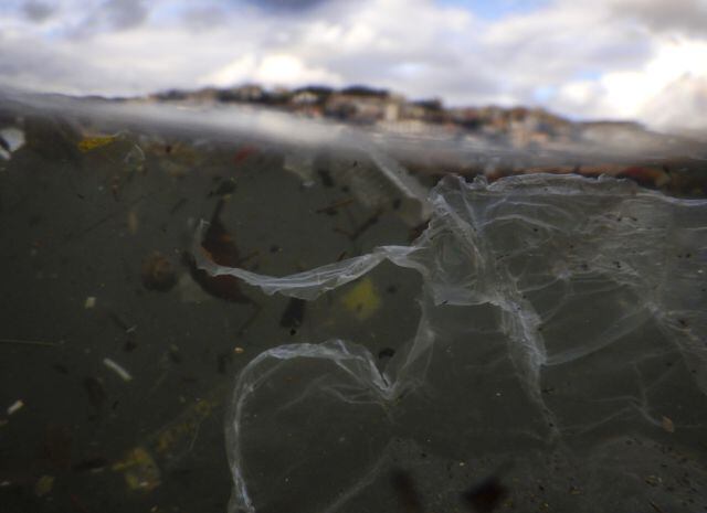 Los plásticos son una de las mayores amenazas para nuestros océanos y mares.