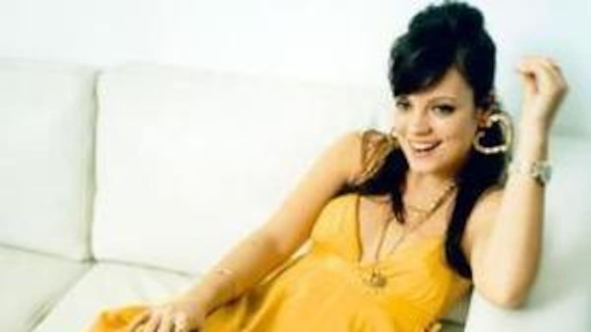 Elton John y Lily Allen discuten durante la presentación de una entrega de premios