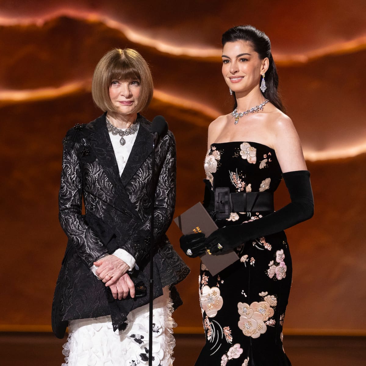 Anne Hathaway, Anna Wintour y su cómico guiño a 'El diablo viste de Prada’ en los Oscar