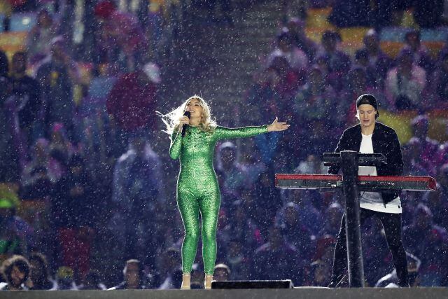 Julia Michaels acompañando a Kygo en la clausura de Río 2016.