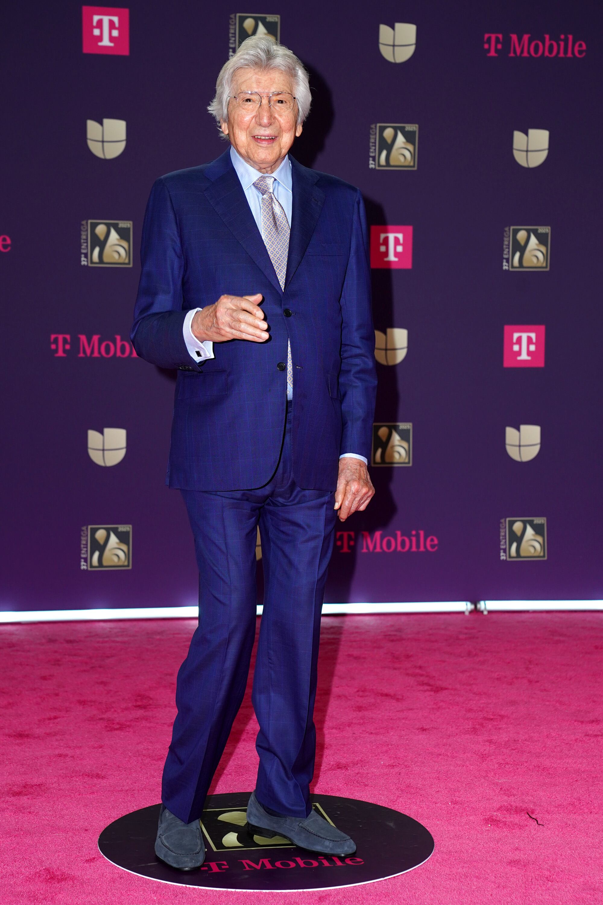 El veterano compositor Manuel Alejandro lució elegante en la noche en la que iba a recibir uno de los homenajes emotivos de la gala.