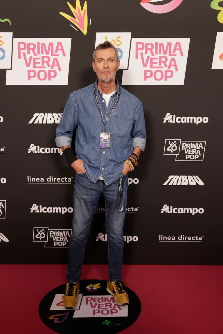 Fernandisco, la eminencia de LOS40, ha posado con un estilismo total denim muy country en la alfombra del Primavera Pop 2026.
