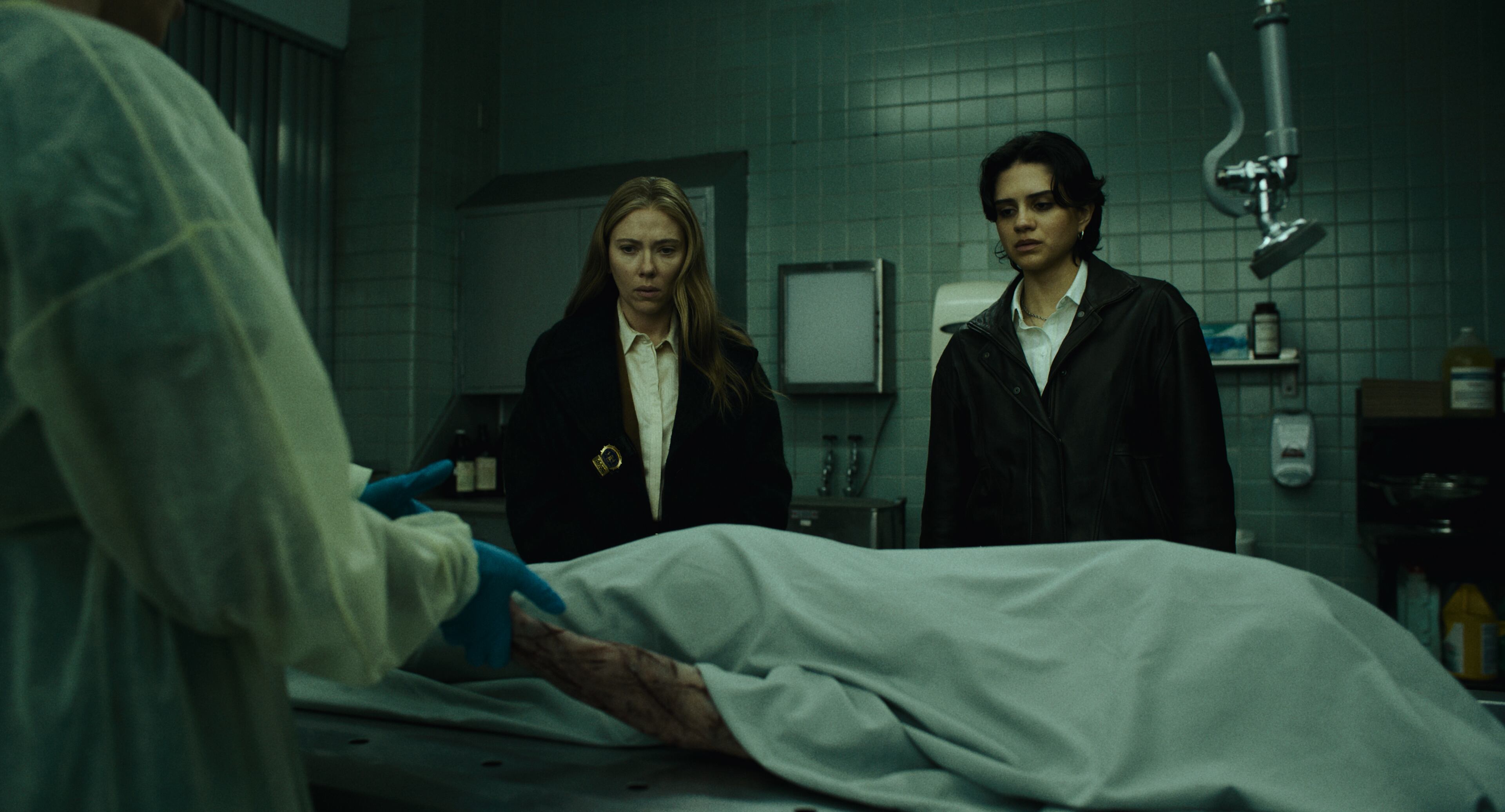 Scarlett Johansson como Julie Miller y Sasha Calle como Gina en 'El Exorcista: Mártires'. / Universal Pictures