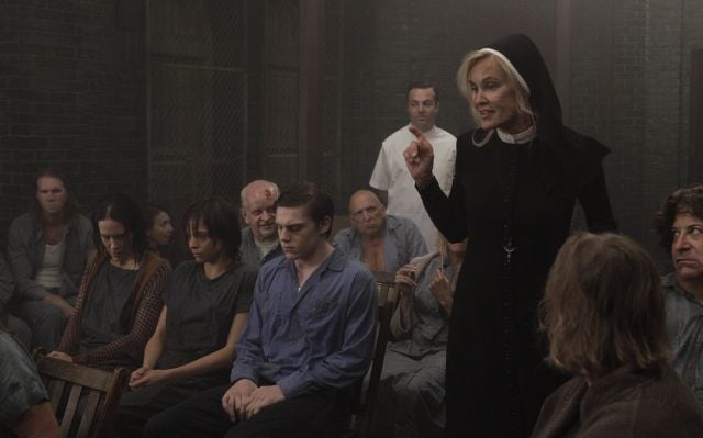 Jessica Lange animando a sus pacientes como Hermana Jude en &#039;American Horror Story: Asylum&#039;.