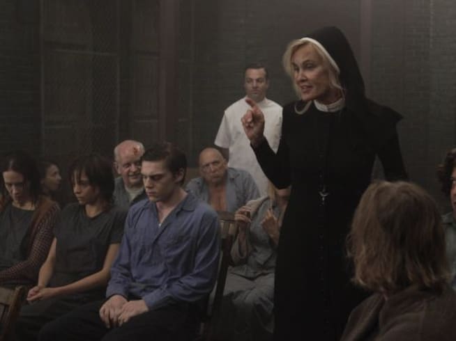 Jessica Lange animando a sus pacientes como Hermana Jude en &#039;American Horror Story: Asylum&#039;.