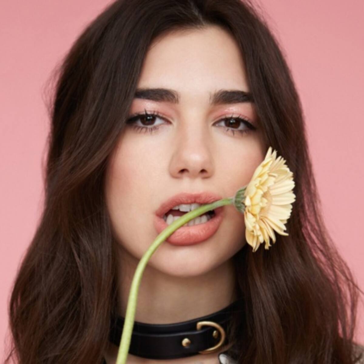 El papá de Dua Lipa se roba la atención por ser demasiado guapo
