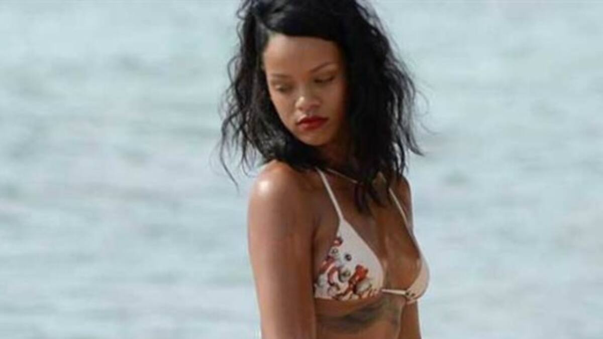 Rihanna derrite la playa