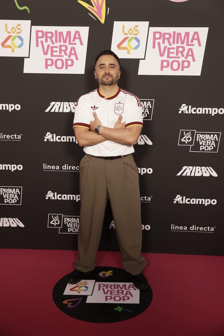 El locutor David Álvarez ha sido muy ingenioso luciendo la camiseta de la selección española de fútbol para este mundial de Estados Unidos 2028, ¿adivinas el dorsal?