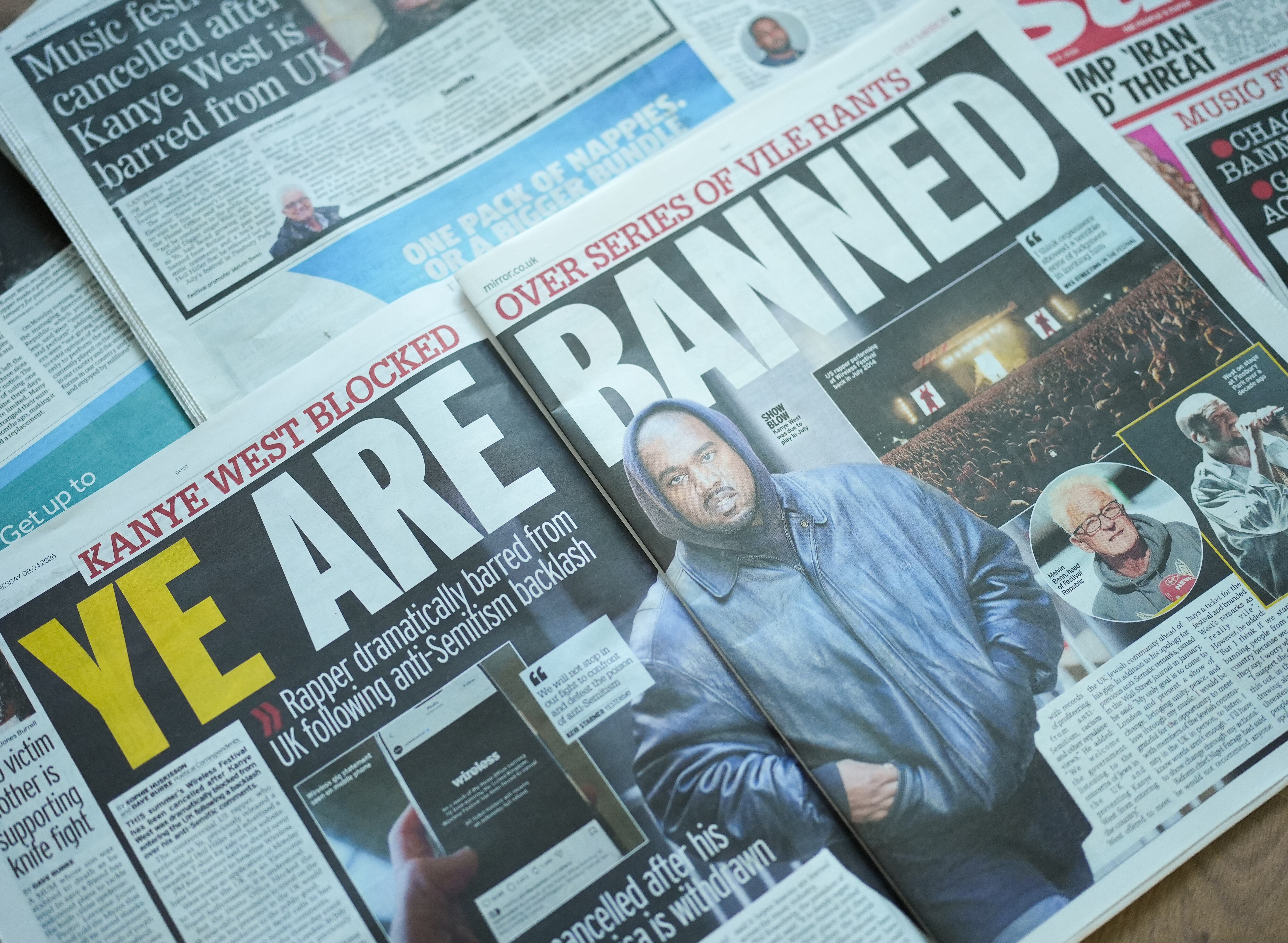 Los periódicos británicos muestran noticias e imágenes de Kanye West después de que el Gobierno le impidiera entrar en el Reino Unido el 8 de abril de 2026 en Londres, Inglaterra.