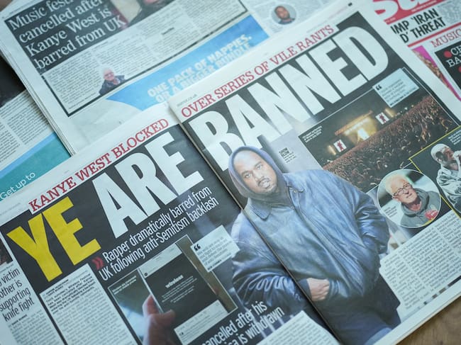 Los periódicos británicos muestran noticias e imágenes de Kanye West después de que el Gobierno le impidiera entrar en el Reino Unido el 8 de abril de 2026 en Londres, Inglaterra.