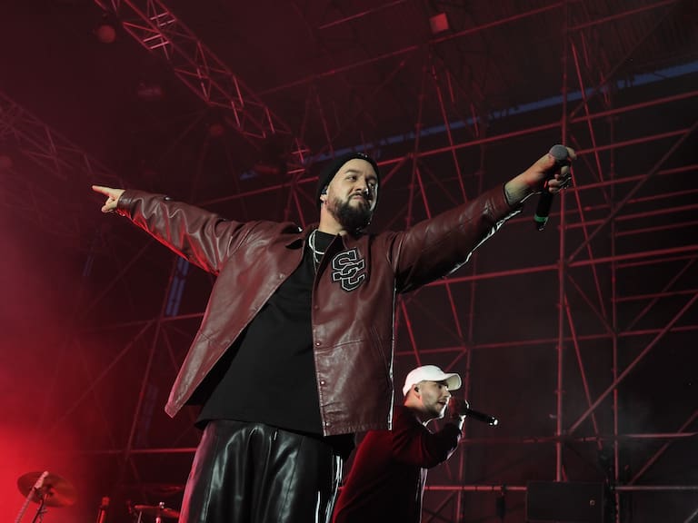 Juan Carlos de Lérica animando al público en LOS40 Santiago Pop