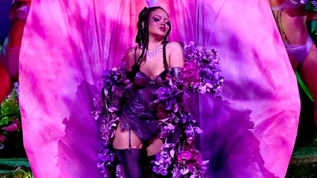 Rihanna enloquece Instagram con su cruce de piernas a lo Instinto Básico