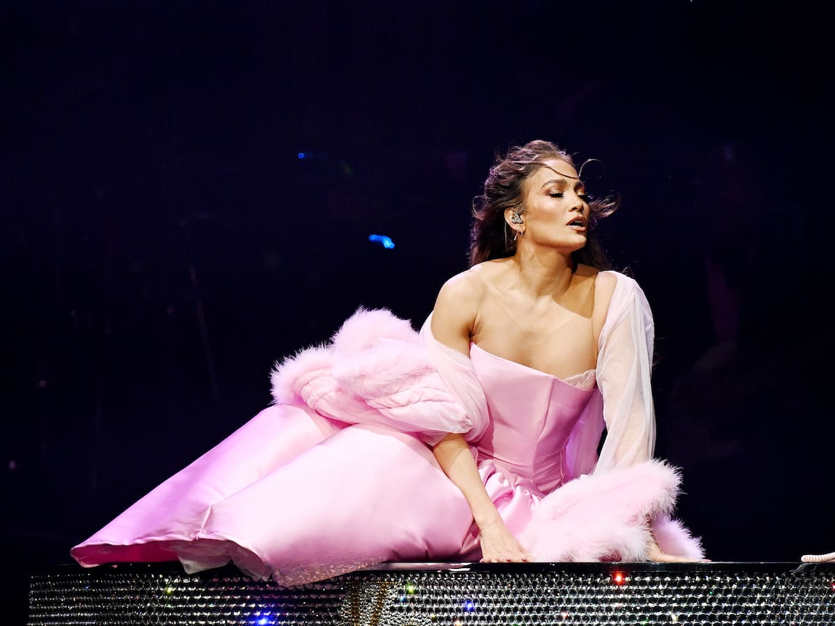 Jennifer Lopez y David Guetta incendian la pista con 'Save Me Tonight'