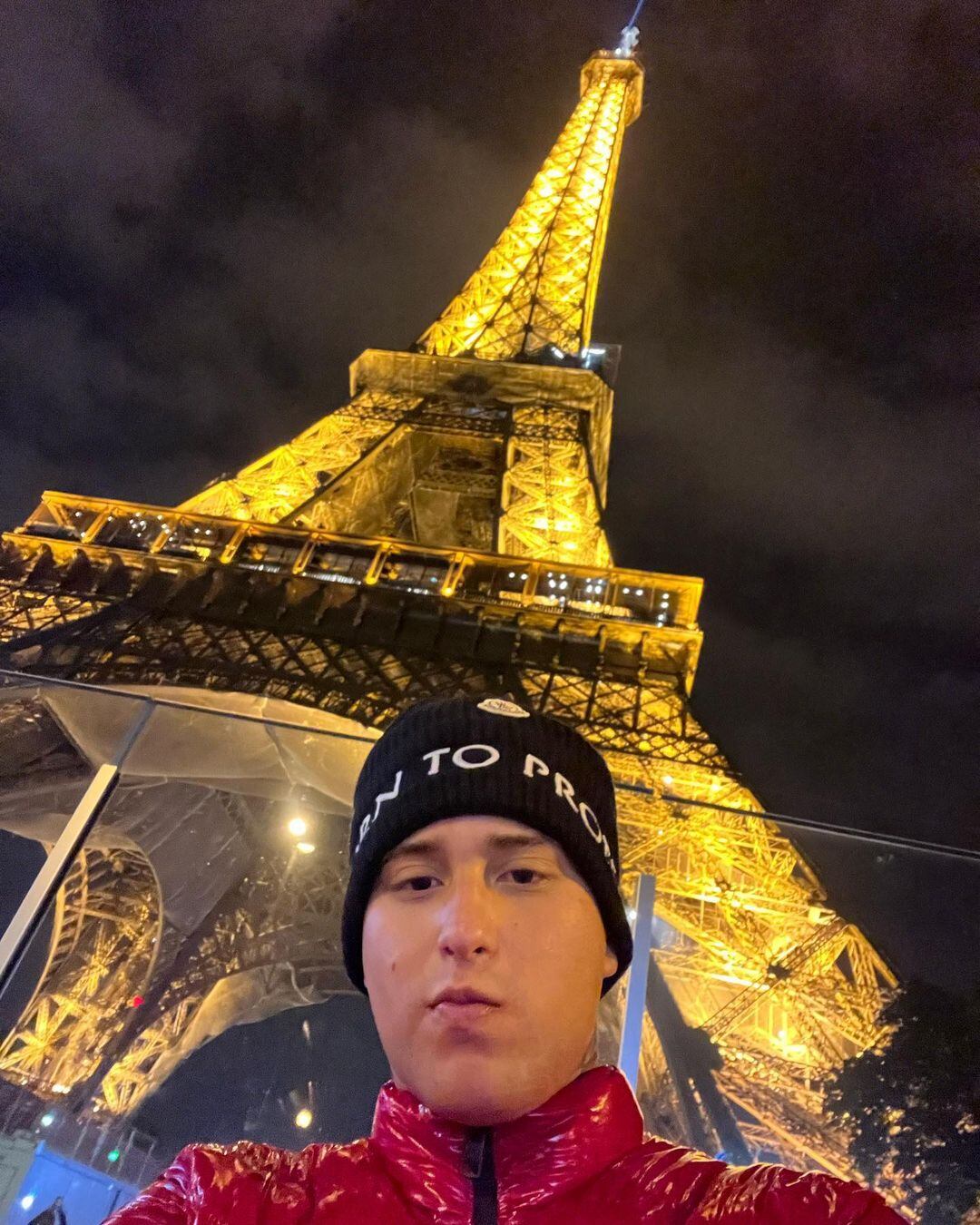 Pablo Chill-E en la Torre Eiffel en Francia (Instagram @shishibosspaulito</a>)