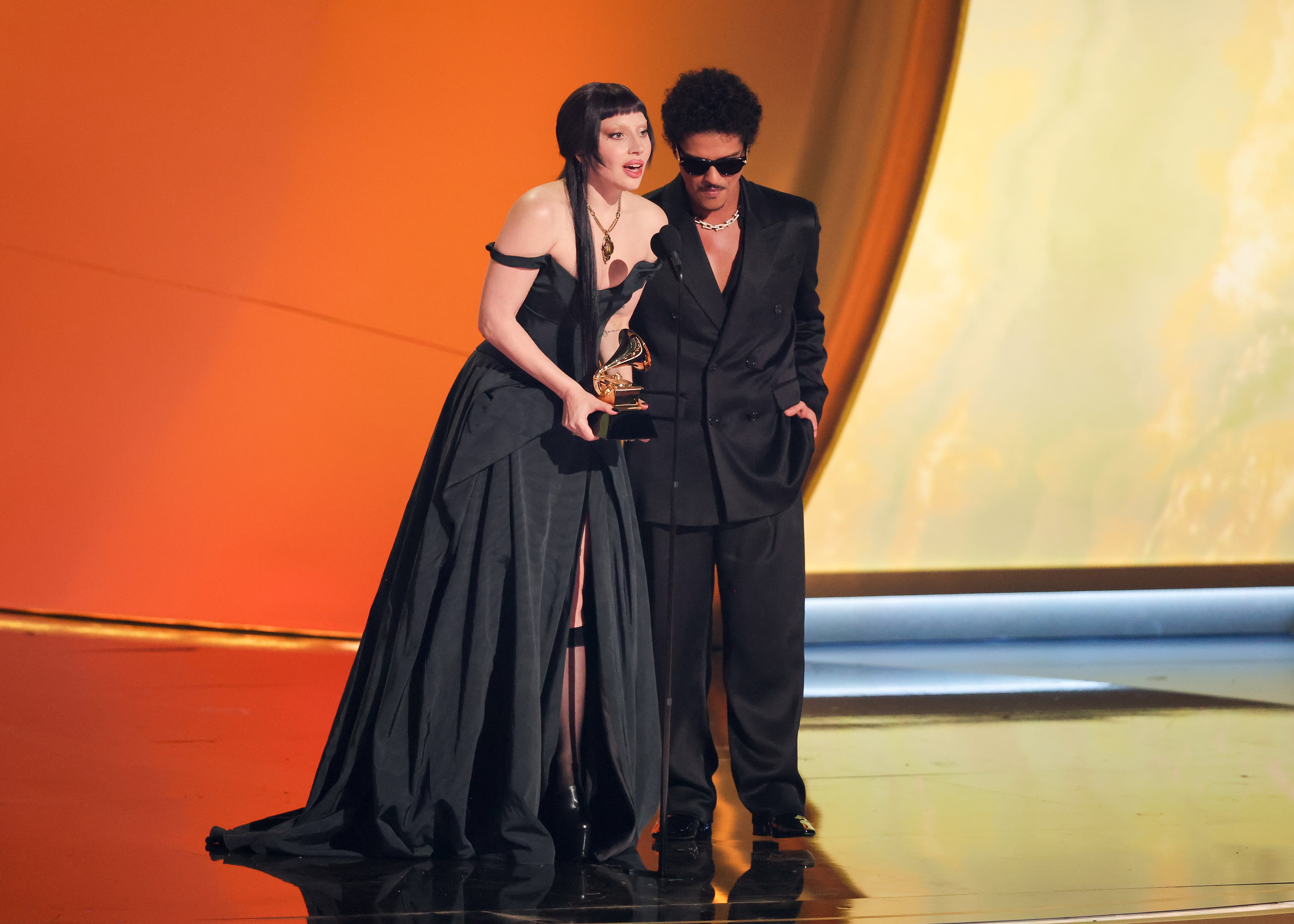 Lady Gaga y Bruno Mars recogiendo su Grammy por &#039;Die with a smile&#039;. / Christopher Polk/Billboard via Getty