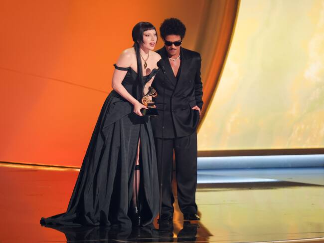 Lady Gaga y Bruno Mars recogiendo su Grammy por 'Die with a smile'. / Christopher Polk/Billboard via Getty