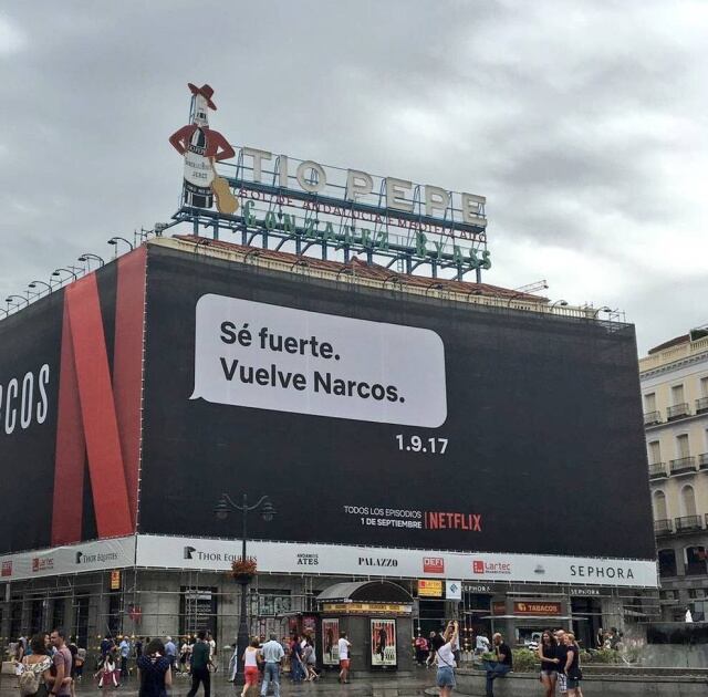 Cartel instalado en la Puerta del Sol