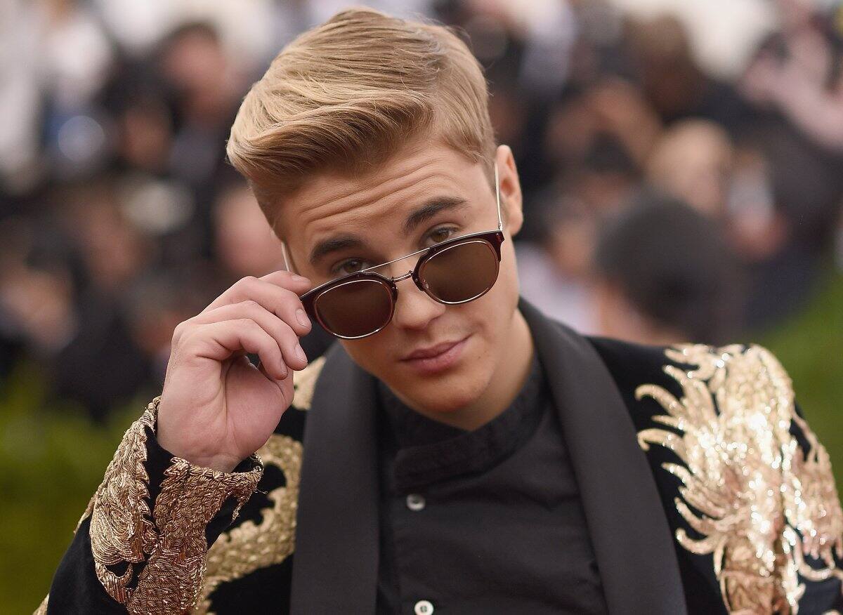 Estos anteojos le quedan geniales a Justin Bieber