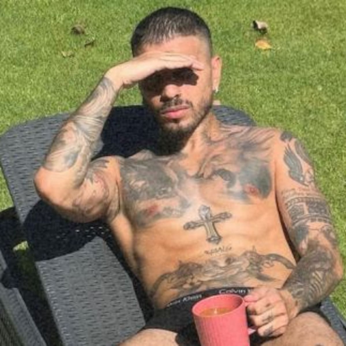 Rauw Alejandro volvió a las redes y mostró que todavía tiene el tatuaje de Rosalía
