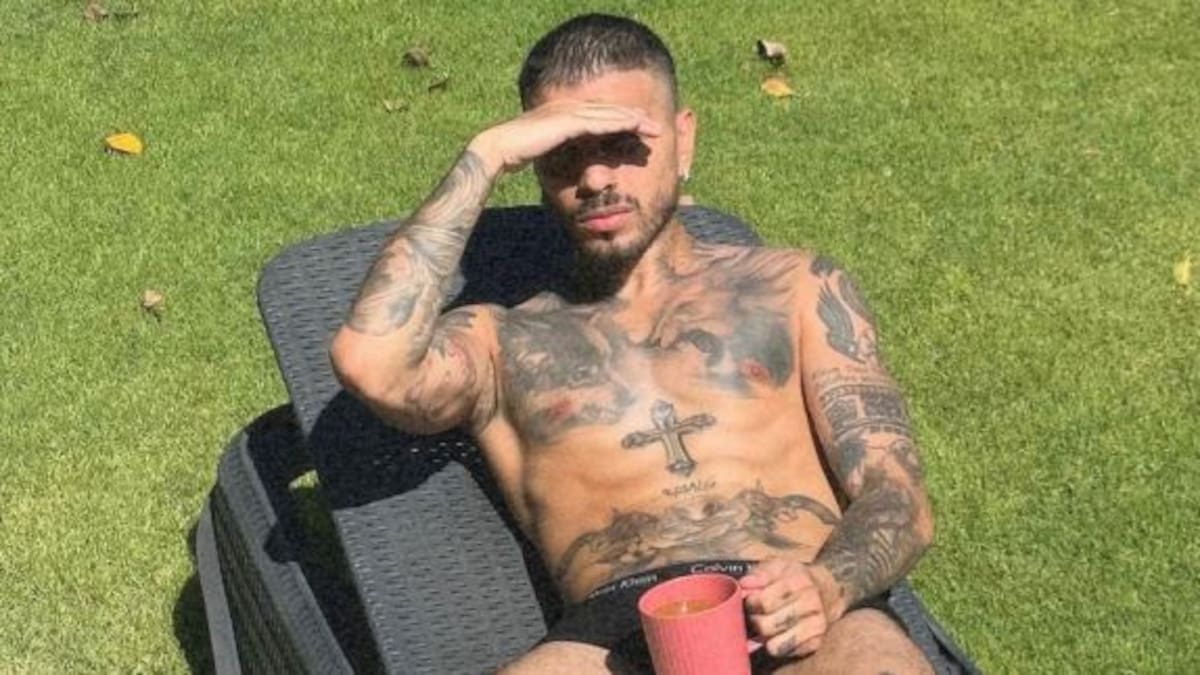 Rauw Alejandro volvió a las redes y mostró que todavía tiene el tatuaje de Rosalía