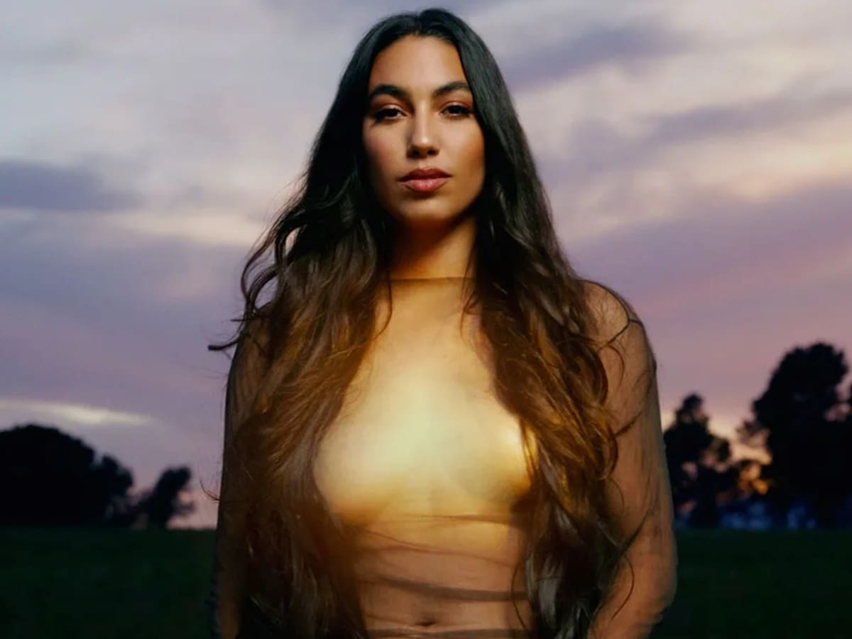 ‘Abuelo’, el nuevo tema de María José Llergo que nos pone a todos nostálgicos esta Navidad