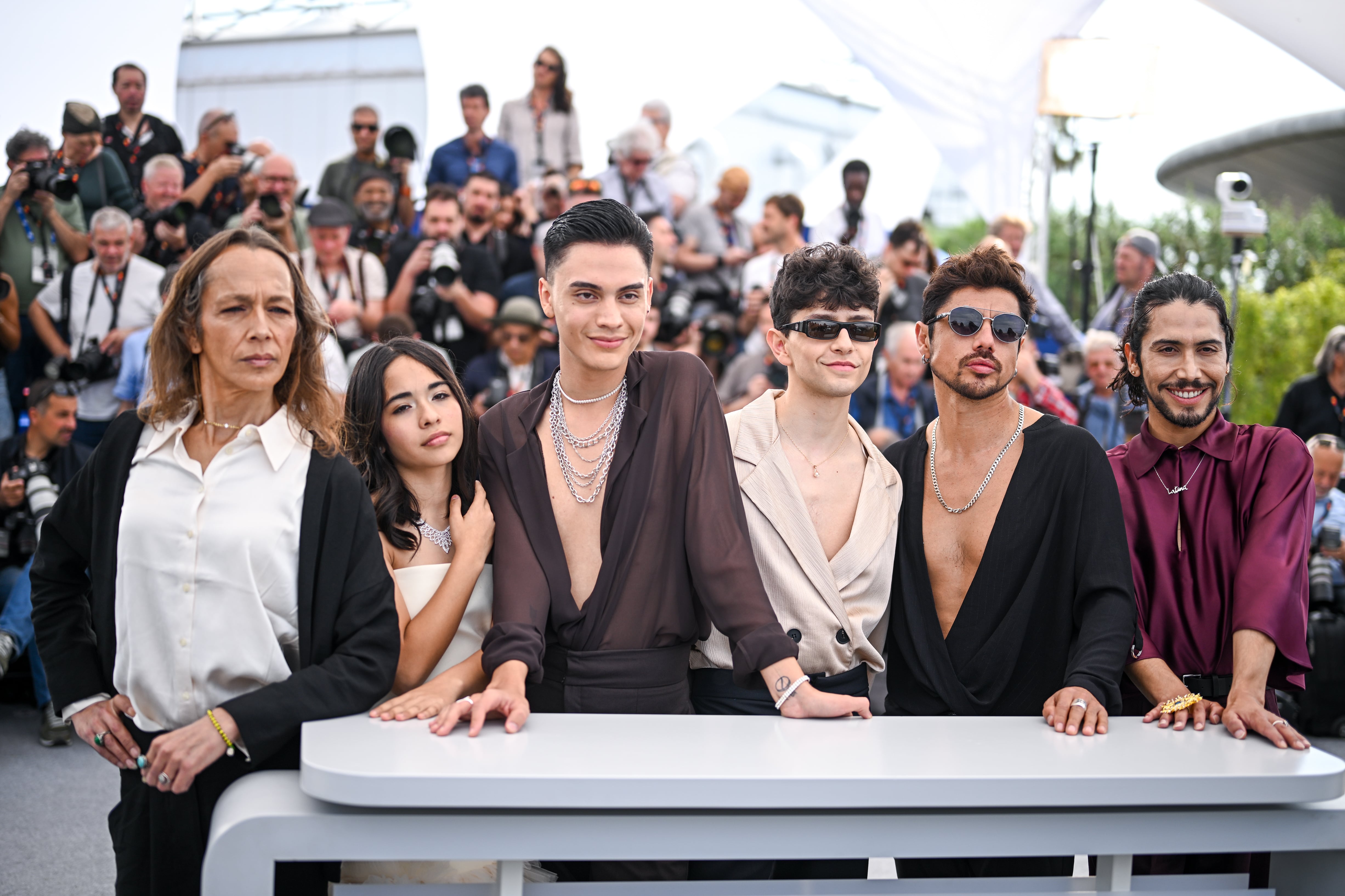 Paula Dinamarca, Tamara Cortés, Matías Catalán, Diego Céspedes, Pedro Muñoz y Francisco Díaz en el photocall de 'La Misteriosa Mirada Del Flamenco' en el Festival de Cannes 2025. / Stephane Cardinale - Corbis/Corbis via Getty