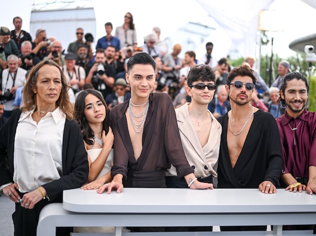 Paula Dinamarca, Tamara Cortés, Matías Catalán, Diego Céspedes, Pedro Muñoz y Francisco Díaz en el photocall de 'La Misteriosa Mirada Del Flamenco' en el Festival de Cannes 2025. / Stephane Cardinale - Corbis/Corbis via Getty
