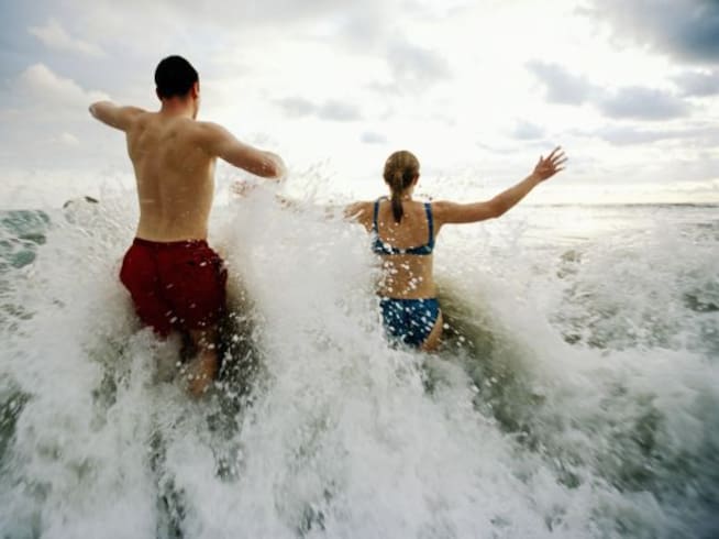 Saltar las olas es otro ritual típico de la Noche de San Juan.