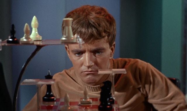 El actor Robert Walker Jr. interpreta a Charlie Evans durante una secuencia de la serie Star Trek (1966)