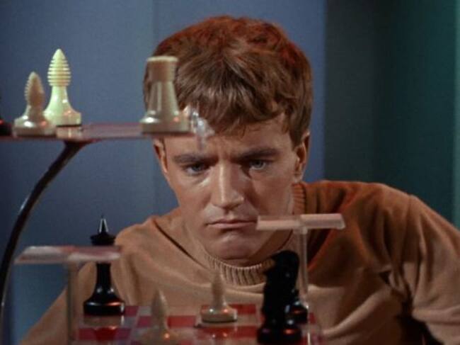 El actor Robert Walker Jr. interpreta a Charlie Evans durante una secuencia de la serie Star Trek (1966)