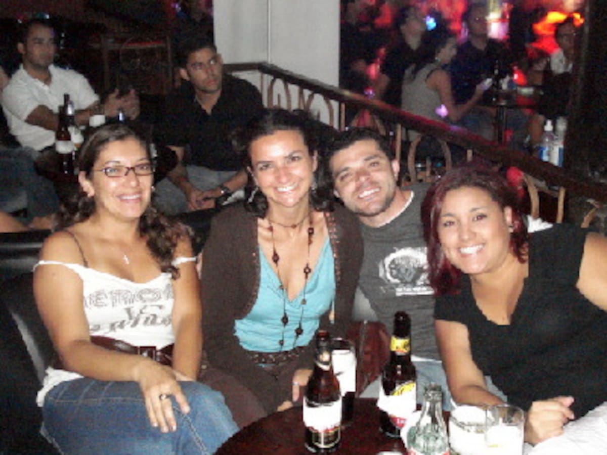 Un grupo de amigos disfrutando de la buena música...
