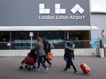Suspenden todos los vuelos en el aeropuerto de Luton, en Londres, por un incendio