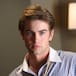 Nate, de ‘Gossip Girl’, se pone el traje de superhéroe y se le marca todo (literalmente)