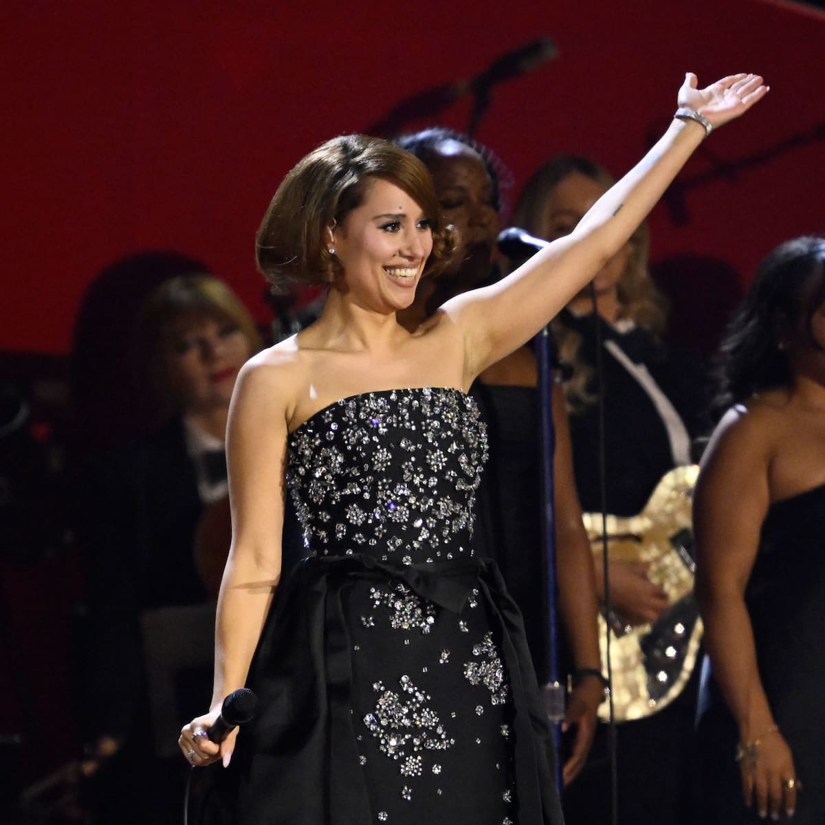 Raye lanza una oda al sonido de sus tacones junto a Hans Zimmer, ‘Click Clack Symphony’