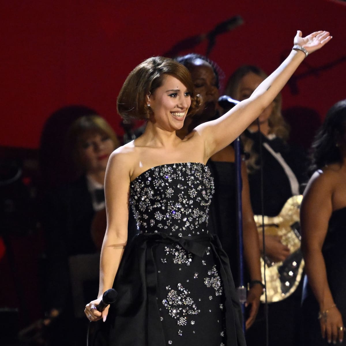 Raye lanza una oda al sonido de sus tacones junto a Hans Zimmer, ‘Click Clack Symphony’