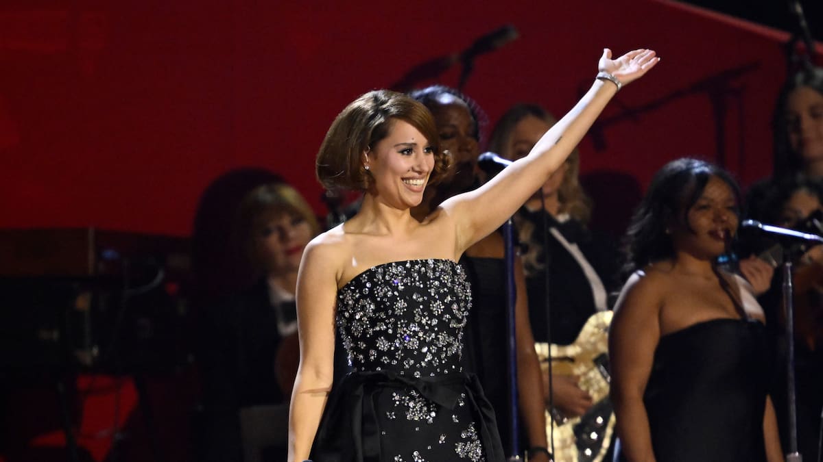 Raye lanza una oda al sonido de sus tacones junto a Hans Zimmer, ‘Click Clack Symphony’